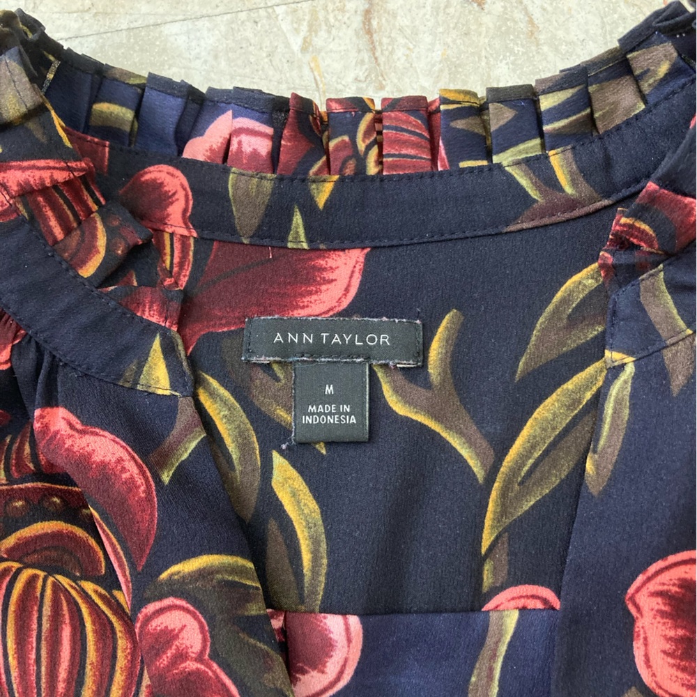Ann Taylor blue shirt w/ flowers, slight ruffled collar, v neck. Size M - Picture 4 of 5